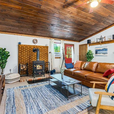 Secluded W Hot Tub, Fire Pit, Deck & Updated Wifi Great Cacapon المظهر الخارجي الصورة