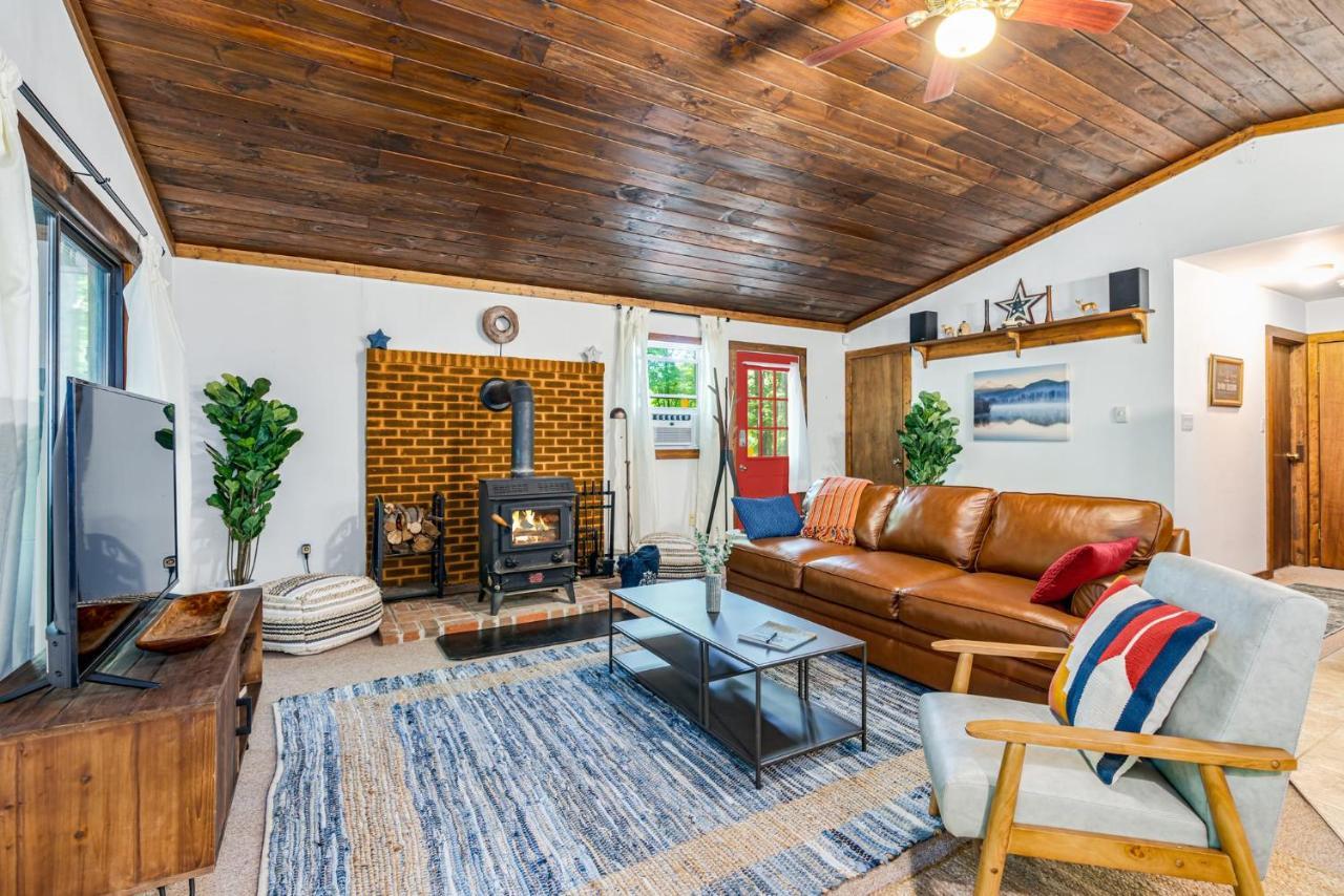 Secluded W Hot Tub, Fire Pit, Deck & Updated Wifi Great Cacapon المظهر الخارجي الصورة