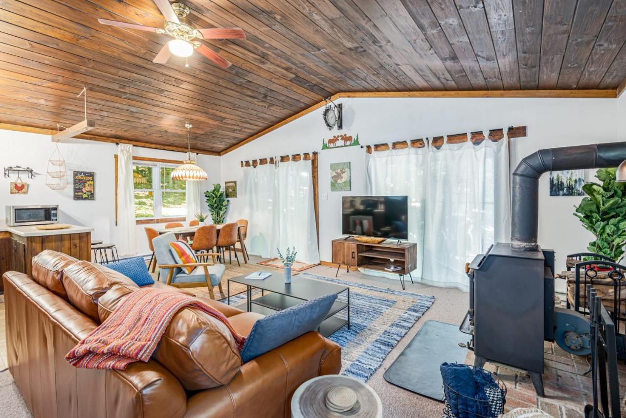 Secluded W Hot Tub, Fire Pit, Deck & Updated Wifi Great Cacapon المظهر الخارجي الصورة