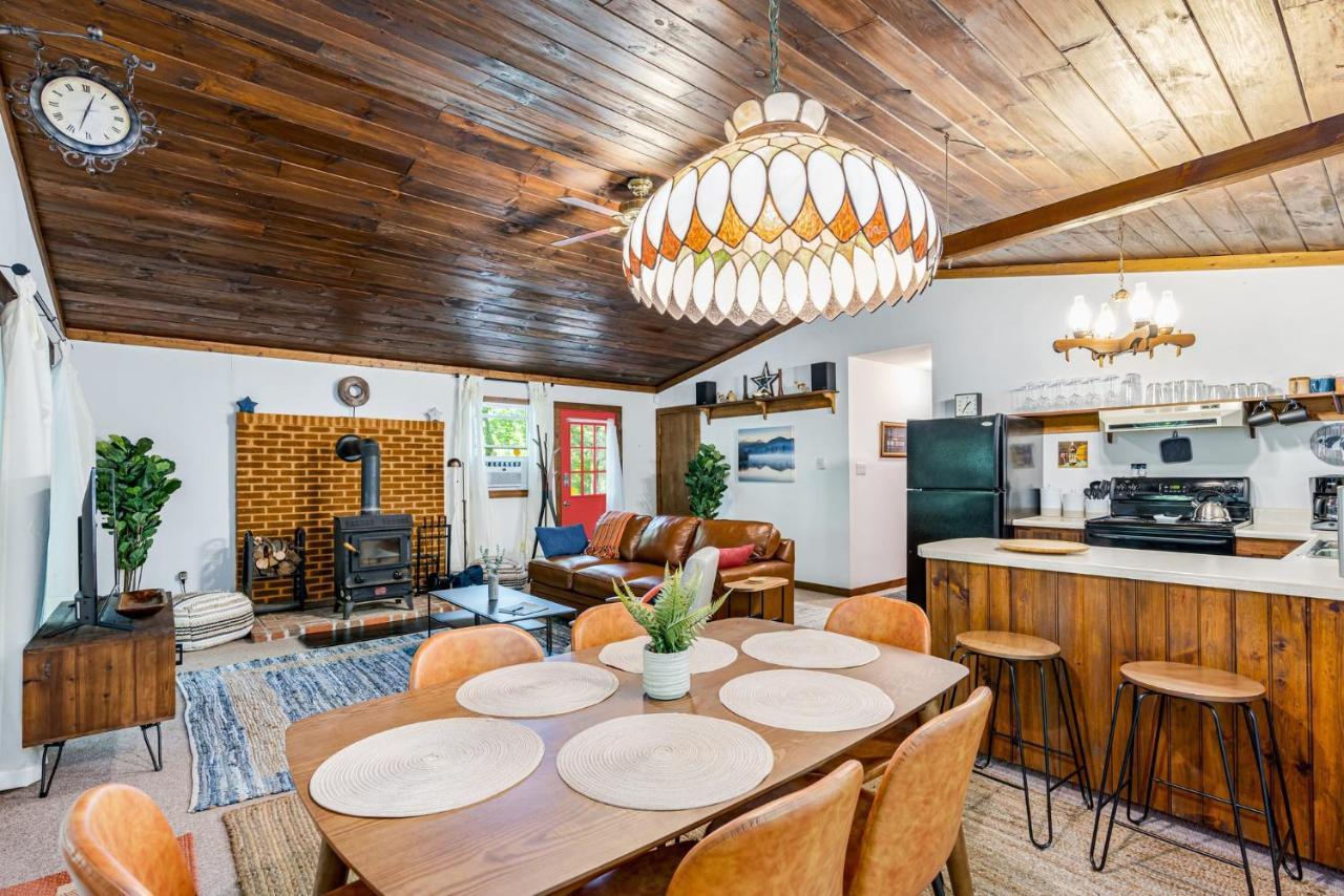 Secluded W Hot Tub, Fire Pit, Deck & Updated Wifi Great Cacapon المظهر الخارجي الصورة