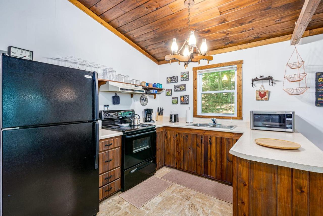 Secluded W Hot Tub, Fire Pit, Deck & Updated Wifi Great Cacapon المظهر الخارجي الصورة