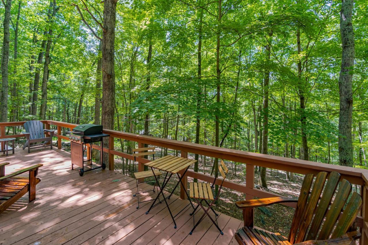 Secluded W Hot Tub, Fire Pit, Deck & Updated Wifi Great Cacapon المظهر الخارجي الصورة