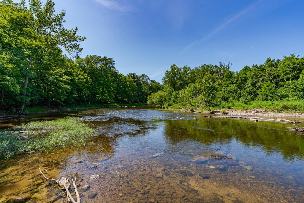 Secluded W Hot Tub, Fire Pit, Deck & Updated Wifi Great Cacapon المظهر الخارجي الصورة