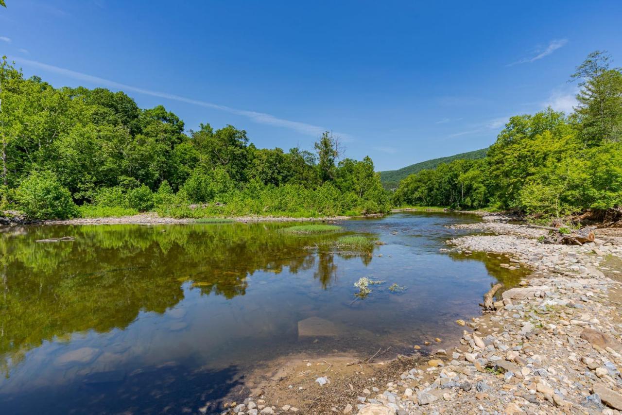 Secluded W Hot Tub, Fire Pit, Deck & Updated Wifi Great Cacapon المظهر الخارجي الصورة