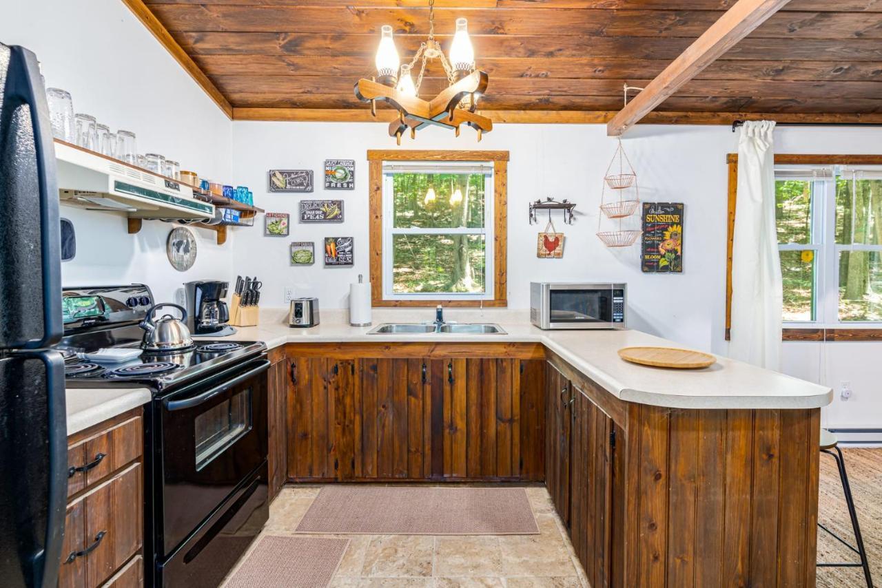 Secluded W Hot Tub, Fire Pit, Deck & Updated Wifi Great Cacapon المظهر الخارجي الصورة