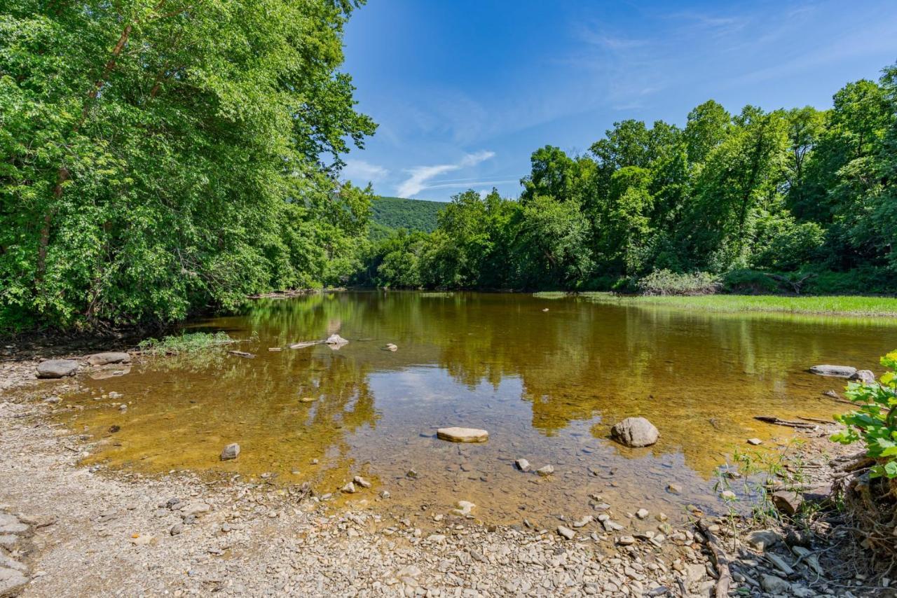 Secluded W Hot Tub, Fire Pit, Deck & Updated Wifi Great Cacapon المظهر الخارجي الصورة