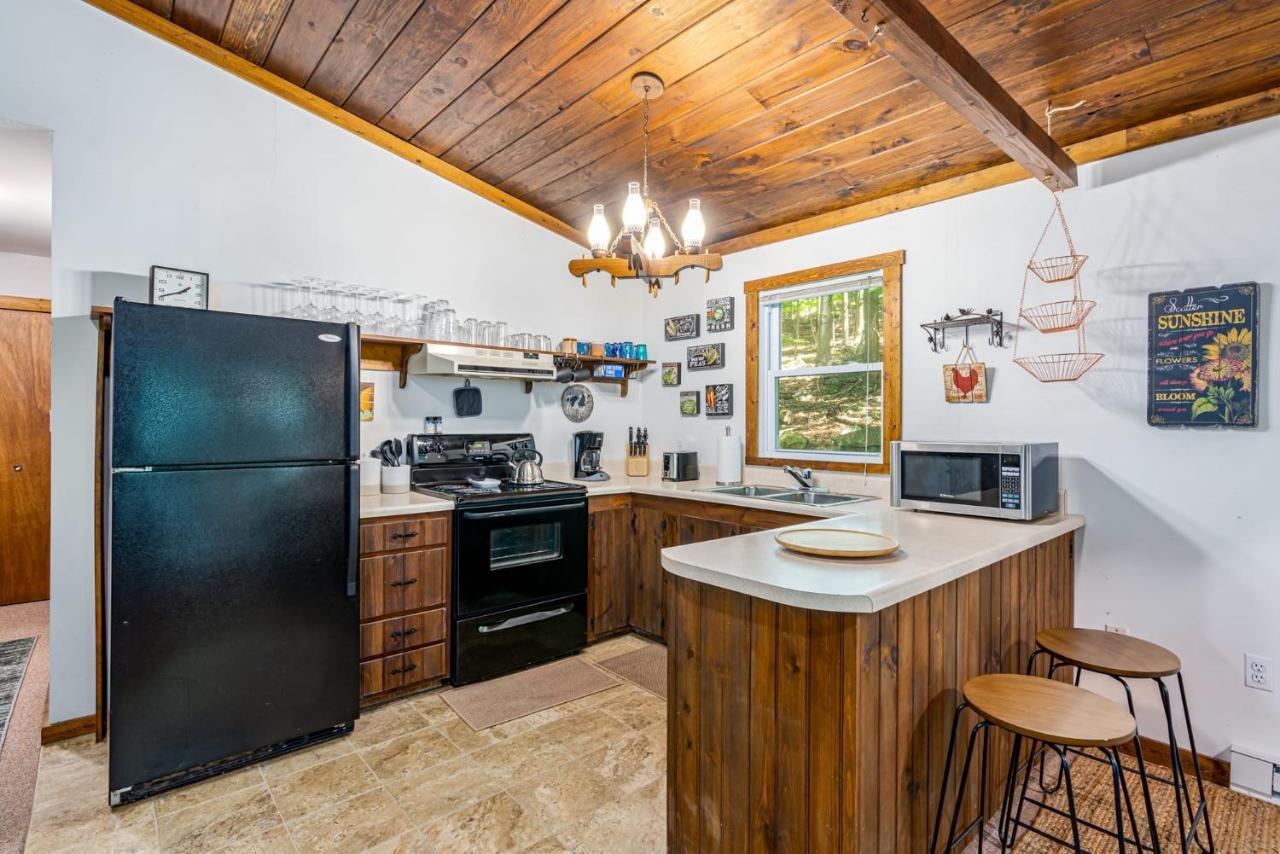 Secluded W Hot Tub, Fire Pit, Deck & Updated Wifi Great Cacapon المظهر الخارجي الصورة