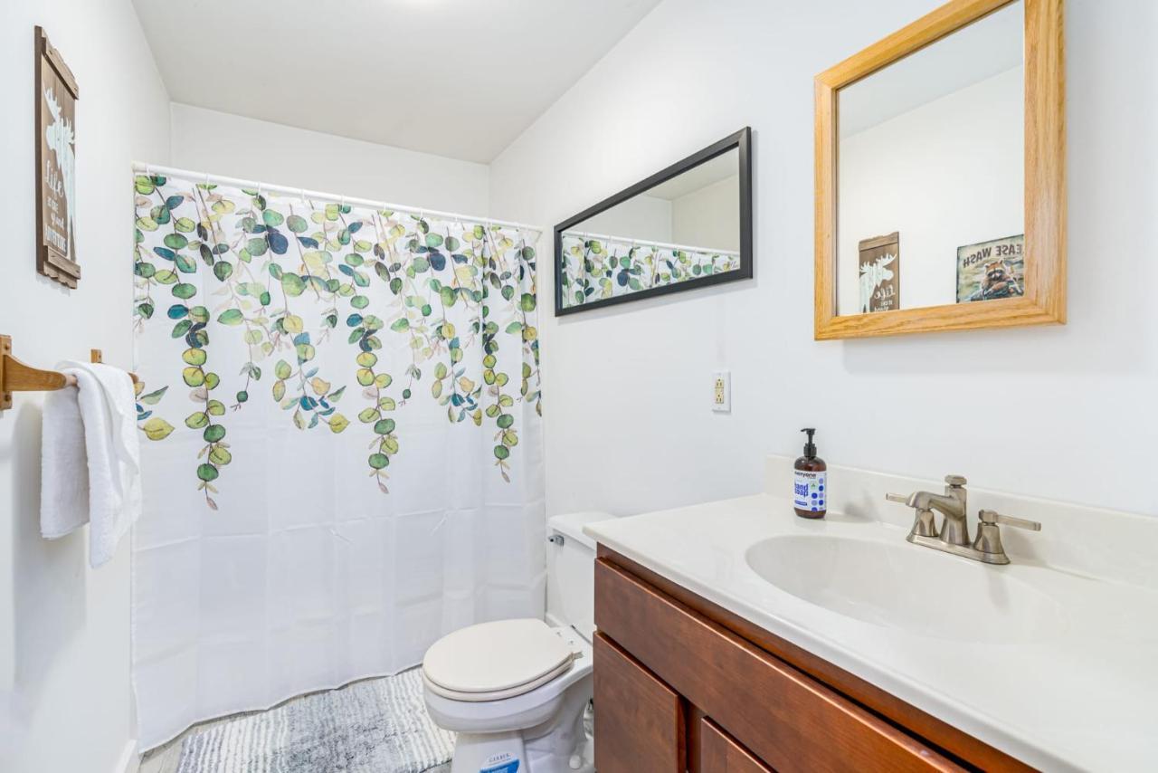 Secluded W Hot Tub, Fire Pit, Deck & Updated Wifi Great Cacapon المظهر الخارجي الصورة