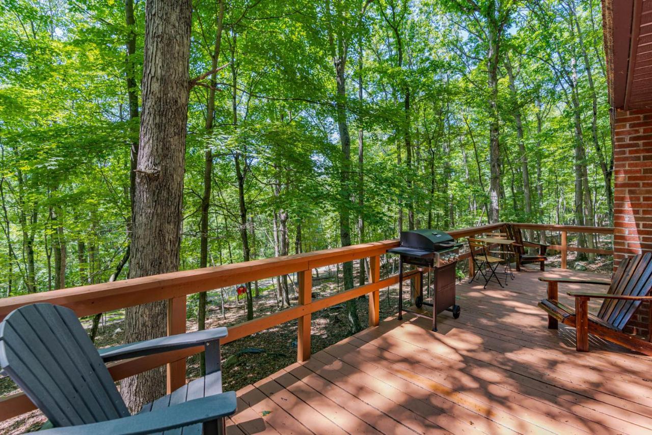 Secluded W Hot Tub, Fire Pit, Deck & Updated Wifi Great Cacapon المظهر الخارجي الصورة