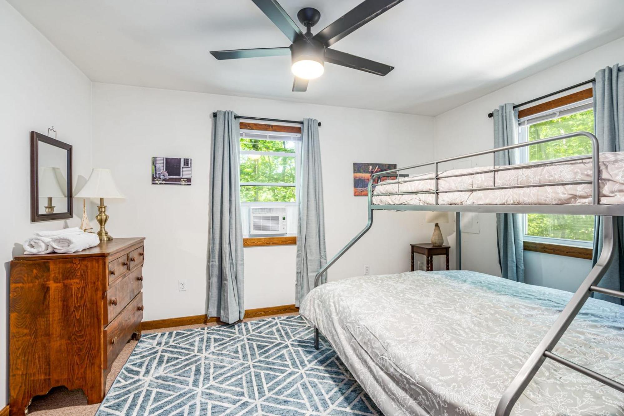 Secluded W Hot Tub, Fire Pit, Deck & Updated Wifi Great Cacapon المظهر الخارجي الصورة