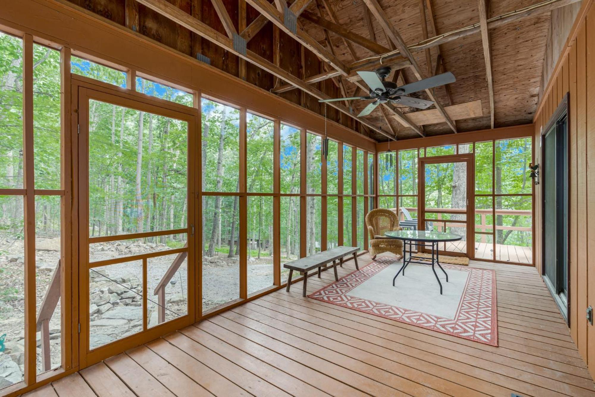 Secluded W Hot Tub, Fire Pit, Deck & Updated Wifi Great Cacapon المظهر الخارجي الصورة