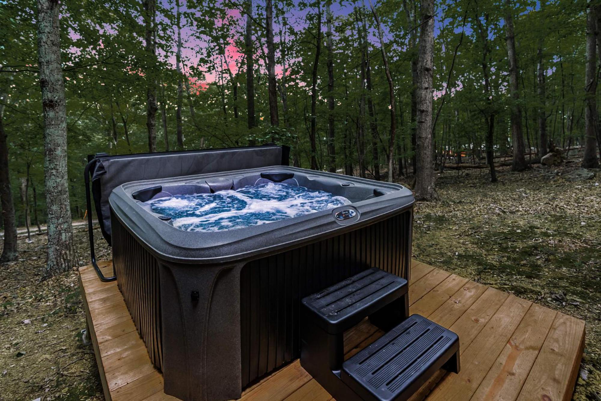 Secluded W Hot Tub, Fire Pit, Deck & Updated Wifi Great Cacapon المظهر الخارجي الصورة