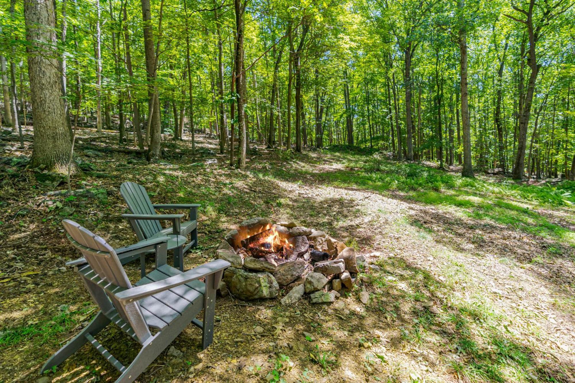 Secluded W Hot Tub, Fire Pit, Deck & Updated Wifi Great Cacapon المظهر الخارجي الصورة