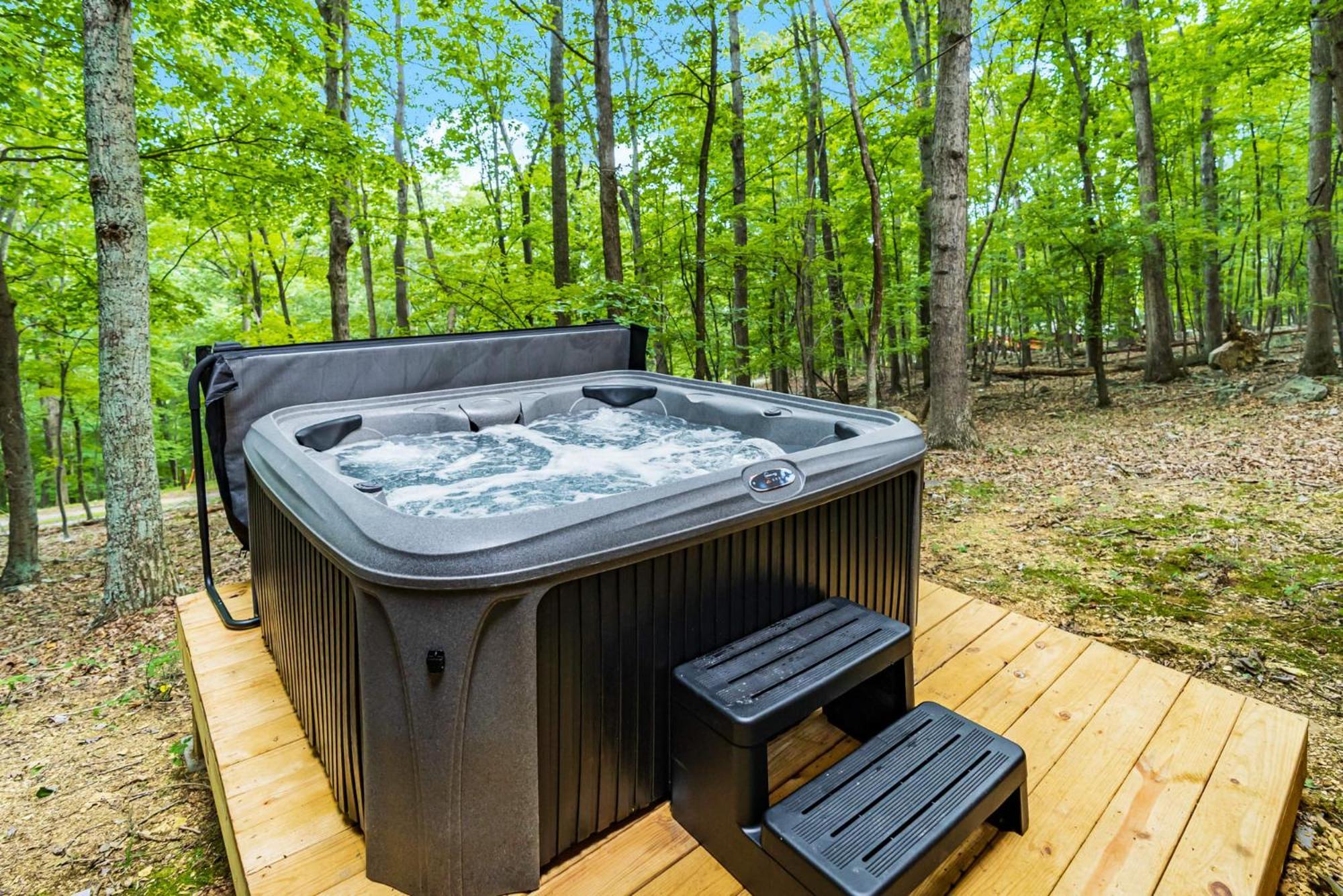 Secluded W Hot Tub, Fire Pit, Deck & Updated Wifi Great Cacapon المظهر الخارجي الصورة
