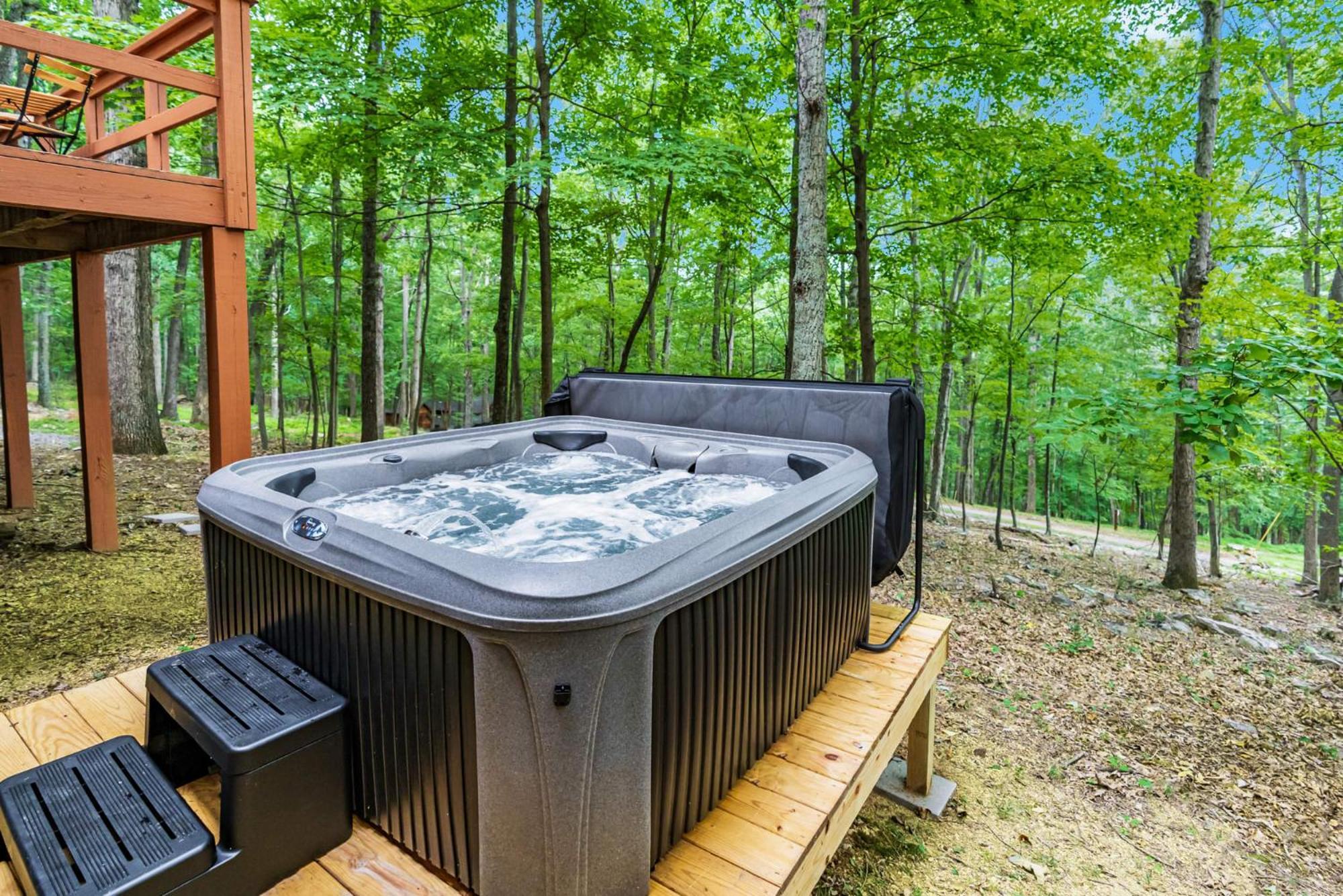 Secluded W Hot Tub, Fire Pit, Deck & Updated Wifi Great Cacapon المظهر الخارجي الصورة